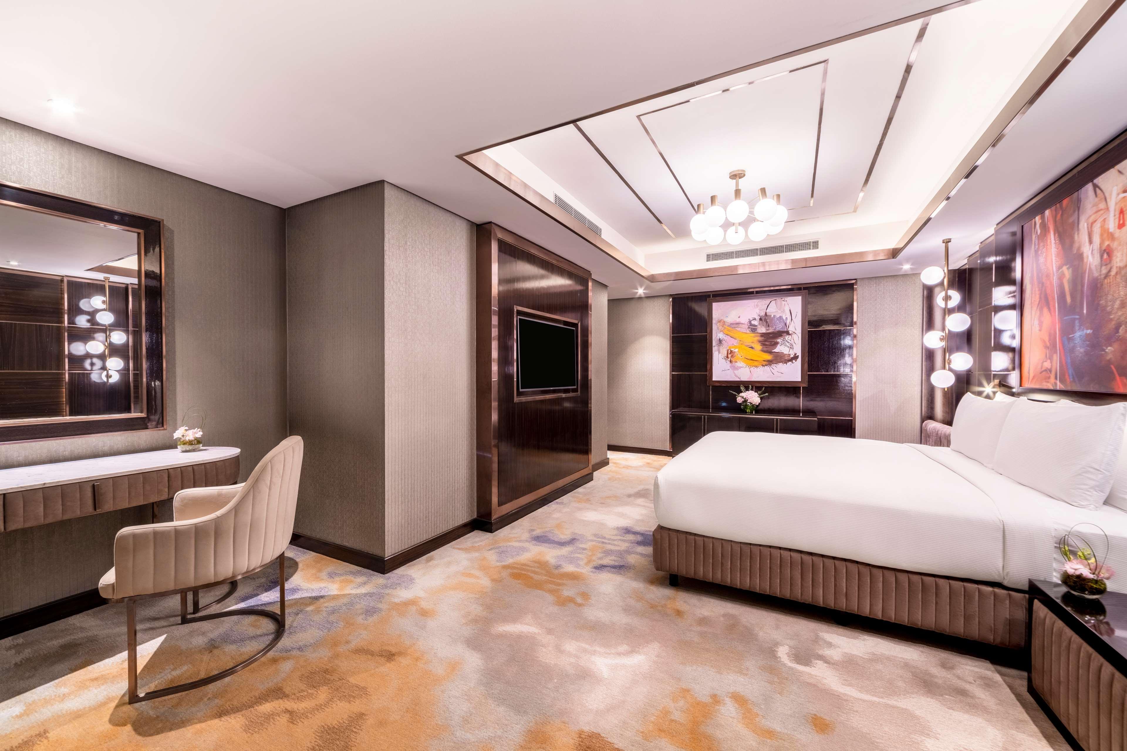Hilton Doha The Pearl Hotel Exterior foto A bedroom at the hotel