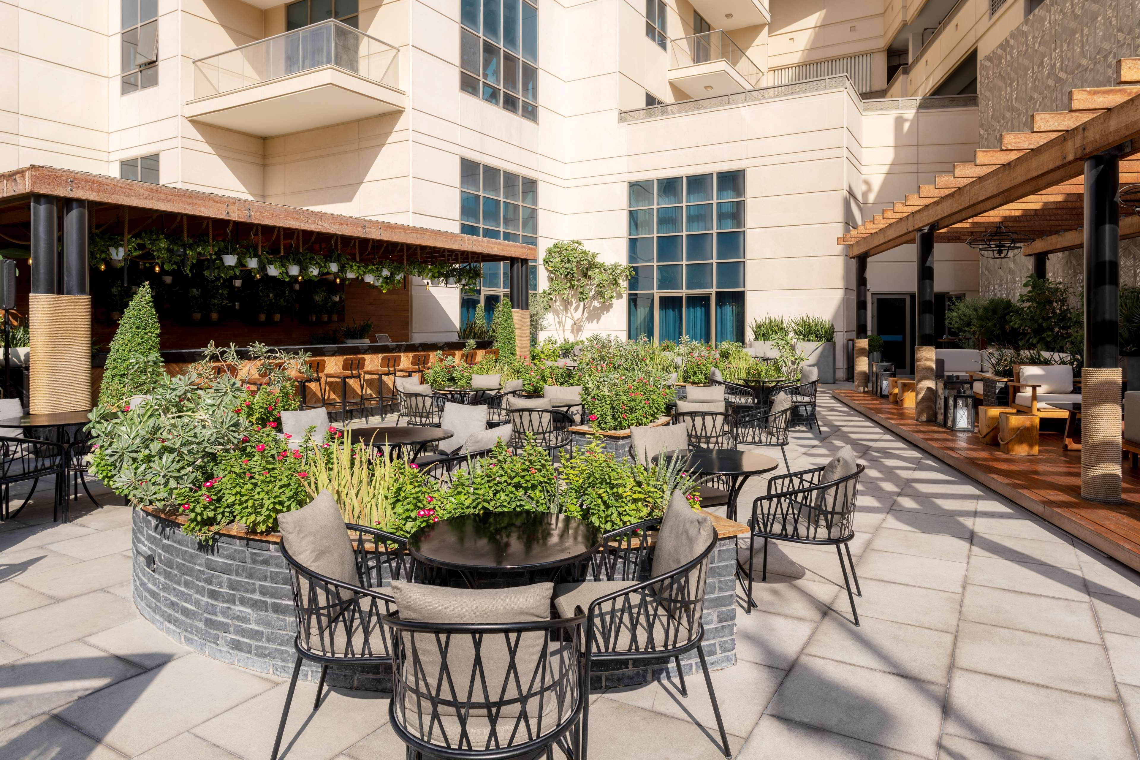 Hilton Doha The Pearl Hotel Exterior foto The courtyard at the hotel
