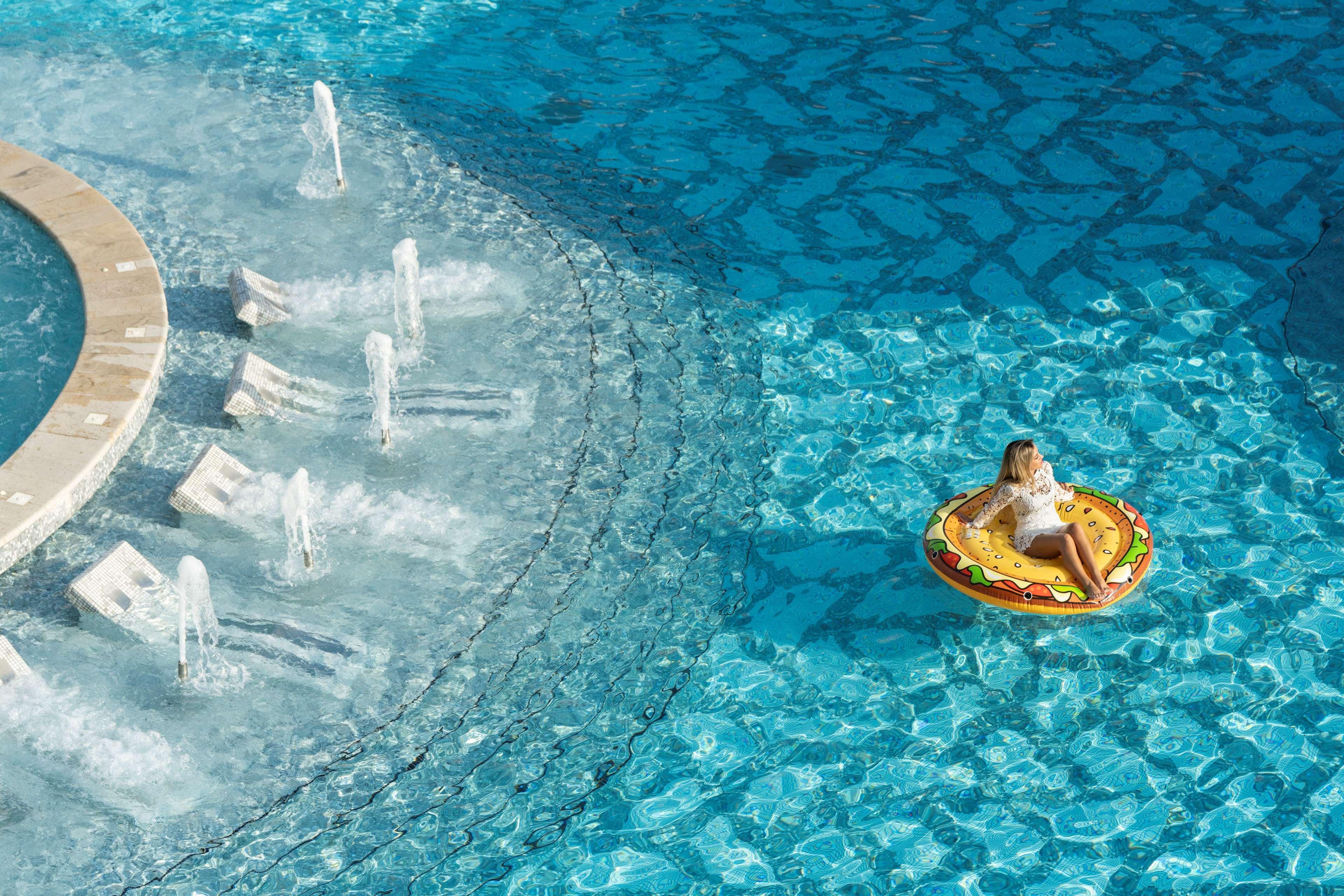 Hilton Doha The Pearl Hotel Exterior foto A woman on a hamburger float