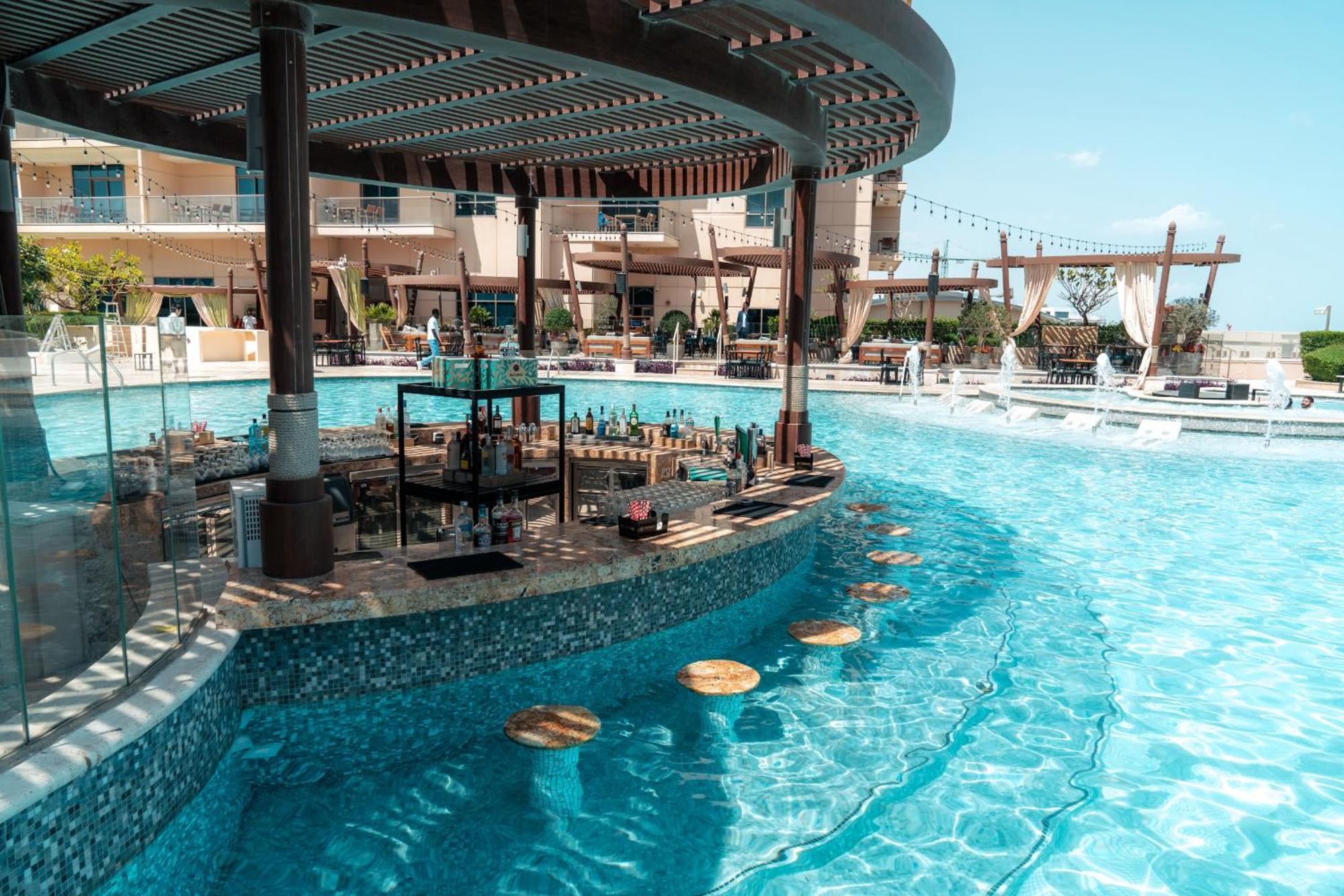 Hilton Doha The Pearl Hotel Exterior foto The swimming pool at the Hard Rock Hotel